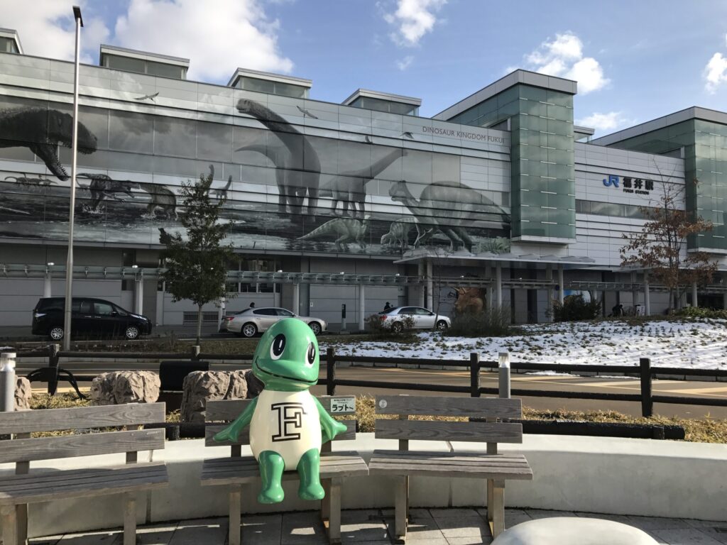 福井駅前のラプトくん
