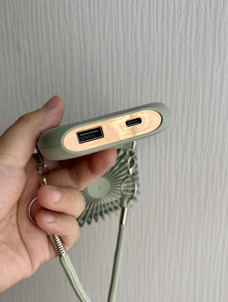 軽量でおすすめのハンディファン　首掛けにも！充電器にもなる。2